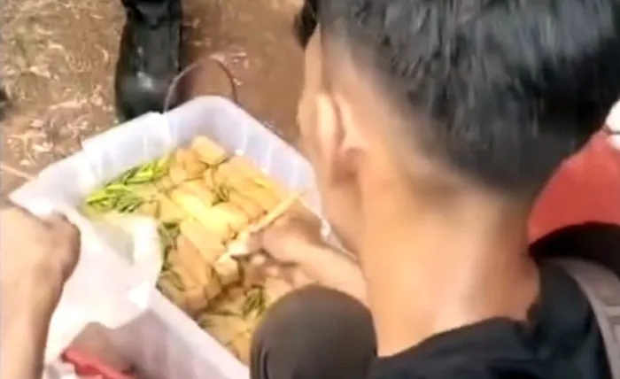 Kehangatan Sepotong Tahu di Tengah Penjagaan Ketat Gedung DPR