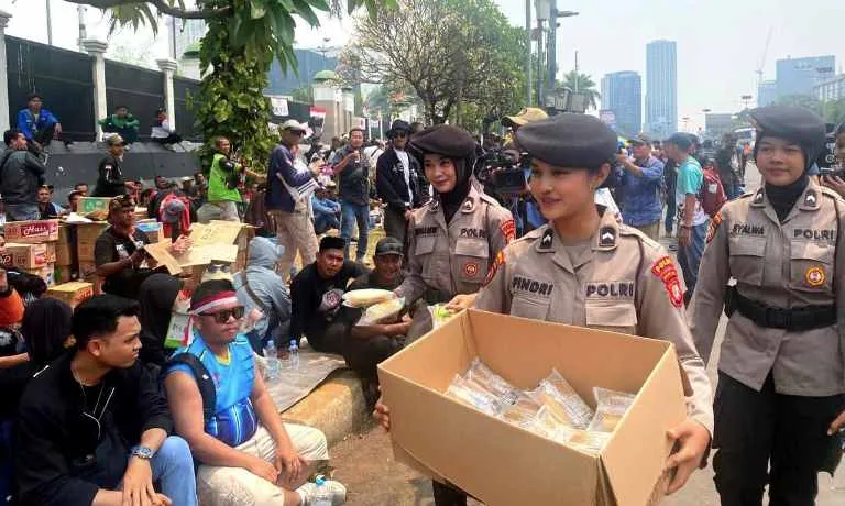 Cuaca Panas Jakarta Jadi Terasa Sejuk Saat Polwan Ulurkan Makanan dan Minuman Untuk Pejuang Aspirasi