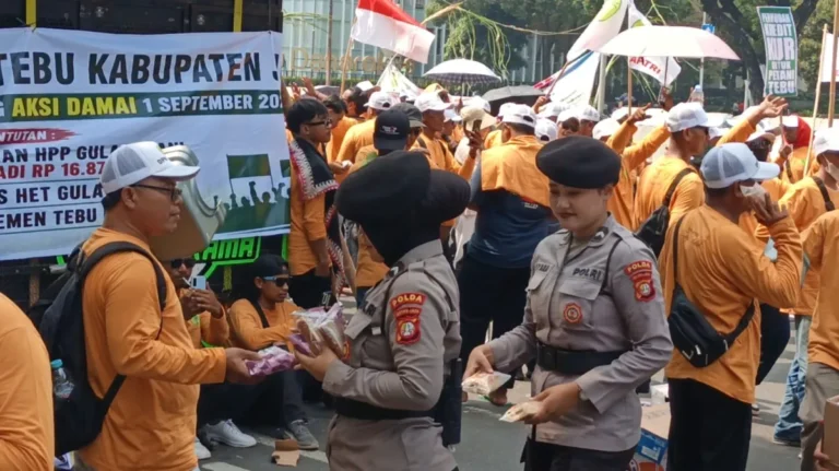 Di Bawah Terik Matahari, Polwan Sejukkan Hati Pendemo dengan Roti dan Air Mineral
