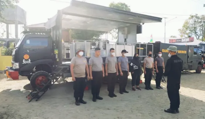 Brimob Polda Sumut Dirikan Dapur Logistik untuk Pengungsi Sinabung