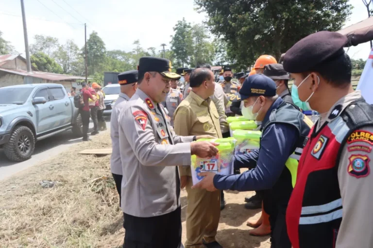 Kapolda Sumut Kerahkan 176 Personel Khusus untuk Bangun Benteng Pertahanan di Kaki Sinabung