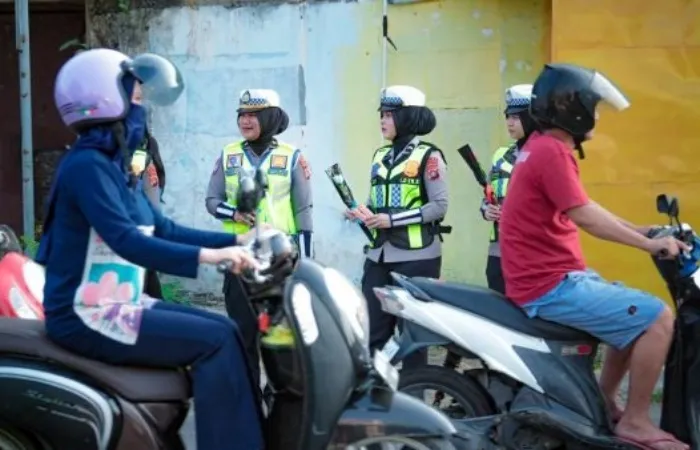 Pesan Keselamatan dalam Sekuntum Bunga dan Cokelat di Momen HUT ke-78 Polwan