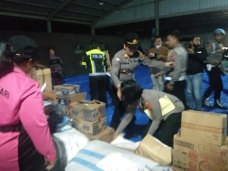 Pengayom di Kaki Sinabung, Polri Kawal Keselamatan dan Jiwa Pengungsi