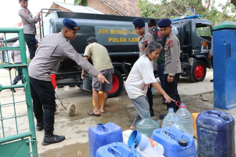 Saat Selang Water Cannon Beralih Fungsi Jadi Penawar Dahaga Warga di Lampung