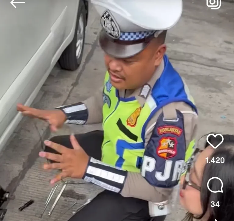 Respons Cepat Layanan 110, Personil PJR Tol Cikampek Tiba Enam Menit Bantu Pengendara Bocor Ban