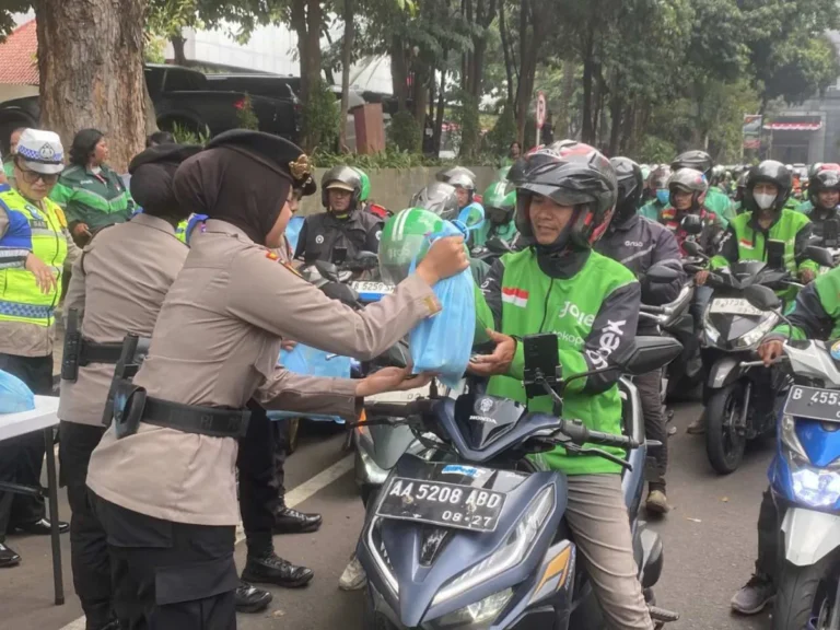 Jumat Peduli Perkuat Kepedulian Sesama: Sembako dari Polda Metro Jaya Untuk Pengemudi Ojol
