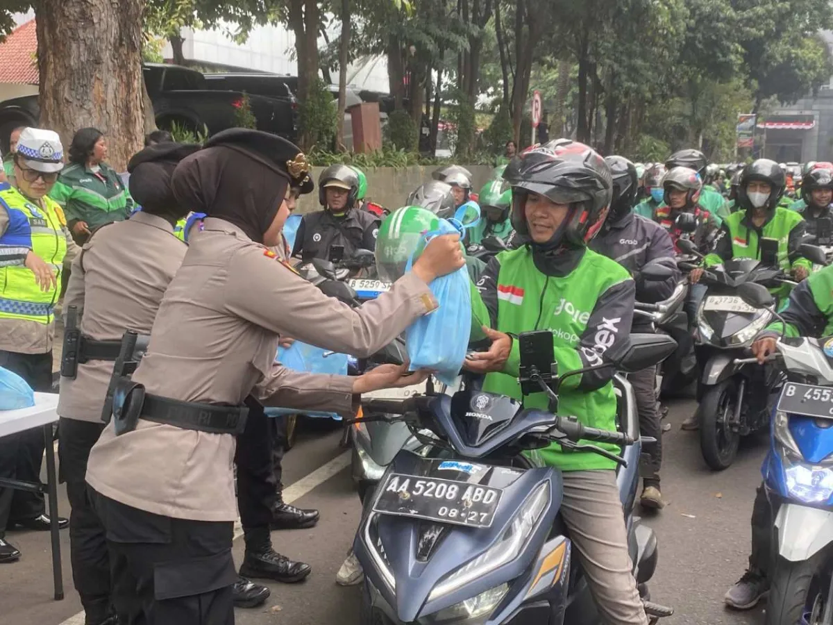 Jumat Peduli Perkuat Kepedulian Sesama: Sembako dari Polda Metro Jaya Untuk Pengemudi Ojol
