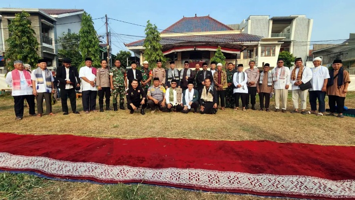 Aksi Humanis Polsek Bekasi Barat Mengawal Jamaah Salat Istisqo di Bintara Jaya