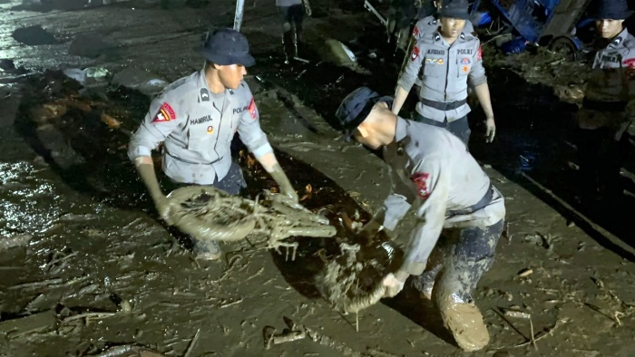 Aksi Sigap Pasukan Brimob Polda Sumbar Terjang Galodo Solok dalam Hitungan Menit