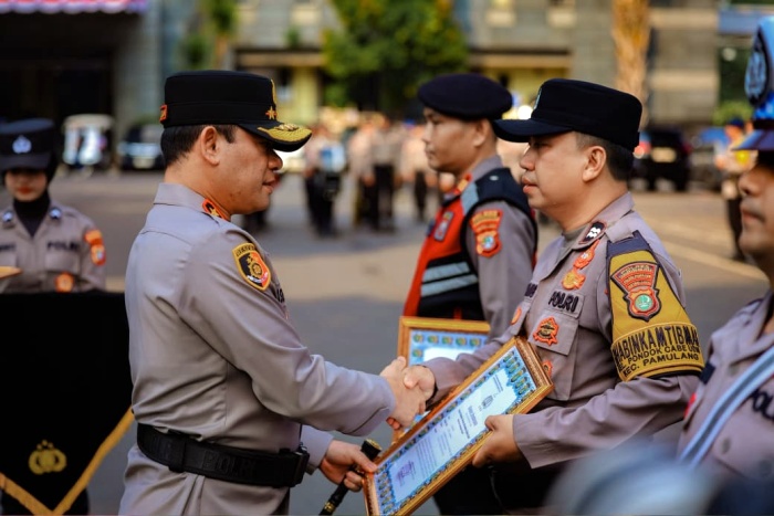 Bukti Peduli, Kapolda Metro Jaya Komjen Asep Apresiasi Tiga Polisi Humanis