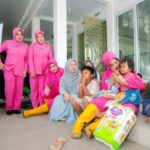 Demi Membantu Korban Banjir Solok, Bhayangkari Sumbar Rela Menyusuri Lumpur