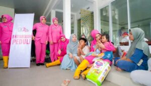 Demi Membantu Korban Banjir Solok, Bhayangkari Sumbar Rela Menyusuri Lumpur