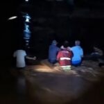VIDEO: Aksi Heroik Personel Polres Tapteng Evakuasi Korban Banjir di Tukka
