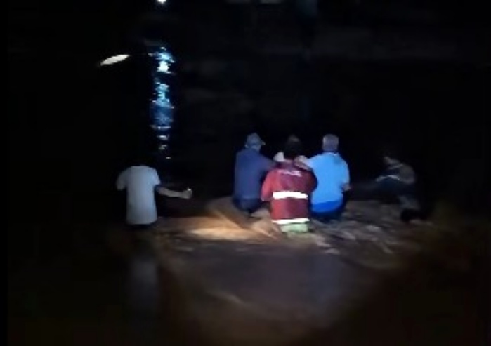 VIDEO: Aksi Heroik Personel Polres Tapteng Evakuasi Korban Banjir di Tukka