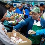 Di Bawah Terik Matahari, Polwan Justru Bikin Sejuk Hati Pengunjuk Rasa di Senayan