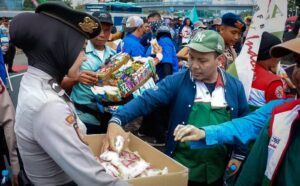 Di Bawah Terik Matahari, Polwan Justru Bikin Sejuk Hati Pengunjuk Rasa di Senayan