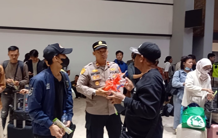 Polresta Soetta Bagikan Snack dan Minuman Gratis di Bandara
