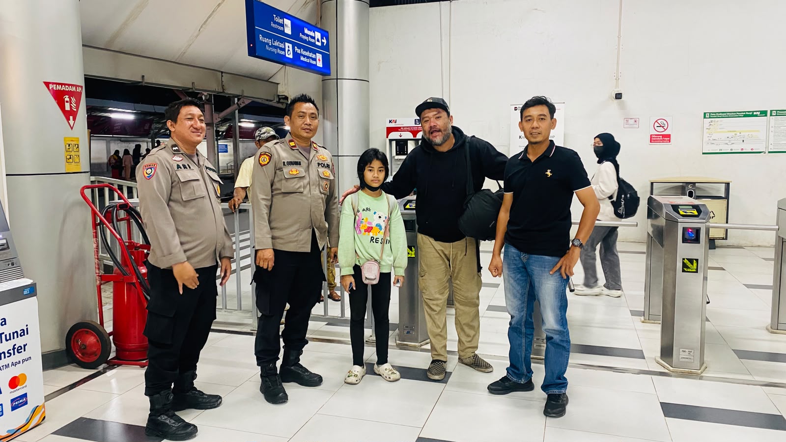 Aksi Terpuji Polsek Ciputat Timur Bantu  Warga yang Kehilangan Bekal Pulang ke Yogyakarta