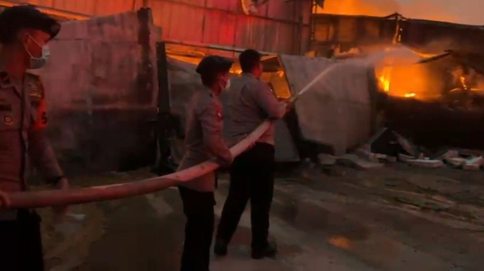 Water Cannon Brimob Polda Metro Jaya Jinakkan Kebakaran 26 Gudang di Kosambi