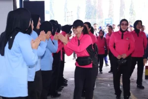 Sentuhan Keibuan Ny. Juliati Sigit Prabowo untuk Warga Pulau Borang