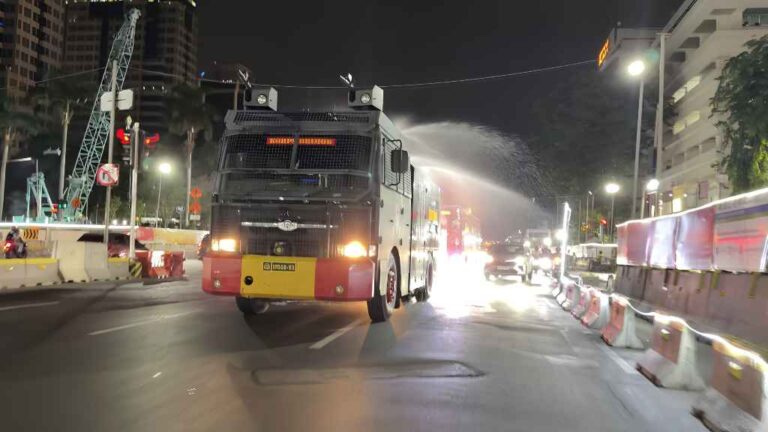 Cegah Bahaya Abu Vulkanik Anak Krakatau, Brimob Polda Metro Jaya Semprot Jalan di Jakarta-Tangsel-Bekasi