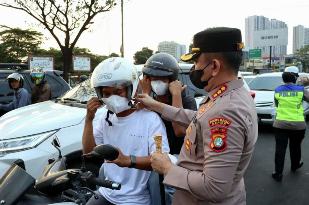 Kombes Christian Rony Putra Turun Langsung Bagikan Masker Lindungi Masyarakat dari Paparan Abu Vulkanik