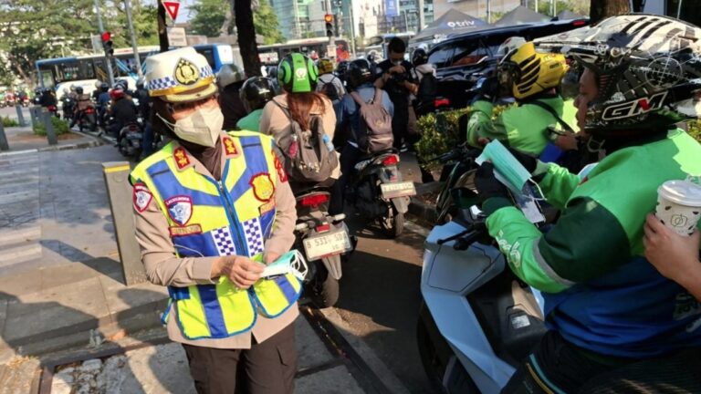 Jalankan Arahan Kapolda, Dirlantas Polda Metro Jaya Bagikan 20 Ribu Masker