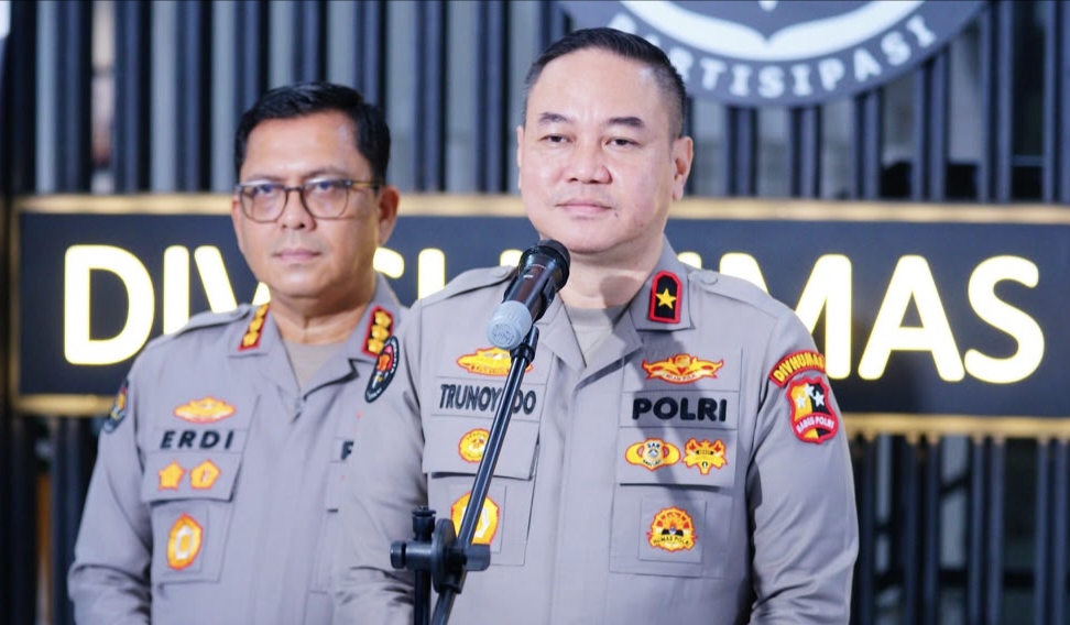 Respons Cepat Polri Bantu Masyarakat Terdampak Banjir Bandang di Solok Sumbar