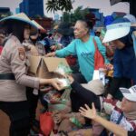 Dukung Penyampaian Aspirasi Secara Tertib, Polda  Metro Jaya Bagikan Air Minum dan Makanan Ringan