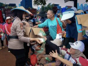 Dukung Penyampaian Aspirasi Secara Tertib, Polda  Metro Jaya Bagikan Air Minum dan Makanan Ringan