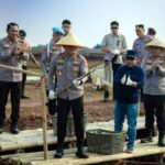 Kapolda dan Wakapolda Metro Jaya Kompak Perkuat Rantai Pasok SPPG Lewat Panen Raya di Muara Gembong