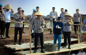 Kapolda dan Wakapolda Metro Jaya Kompak Perkuat Rantai Pasok SPPG Lewat Panen Raya di Muara Gembong