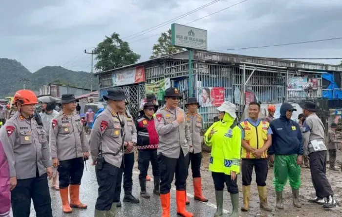 Kehangatan Kapolda Sumbar Irjen Pol. Djati Wiyoto Abadhy di Tengah Dinginnya Galodo Solok