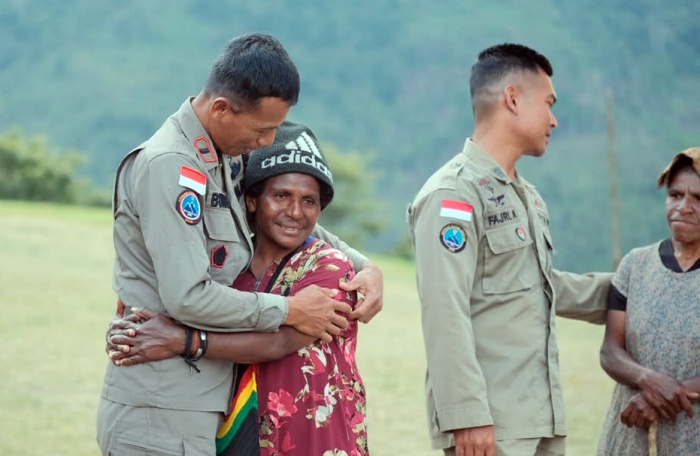 Menenun Kekeluargaan Bersama Satgas Damai Cartenz di Kiwirok