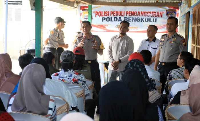 Aksi Kongkrit Kapolda Bengkulu Buka Jalan Kerja untuk Warga Lewat Program POLIRAN