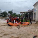 Demi Keselamatan Warga, Brimob Tak Gentar Terjang Banjir Padang