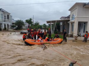 Demi Keselamatan Warga, Brimob Tak Gentar Terjang Banjir Padang