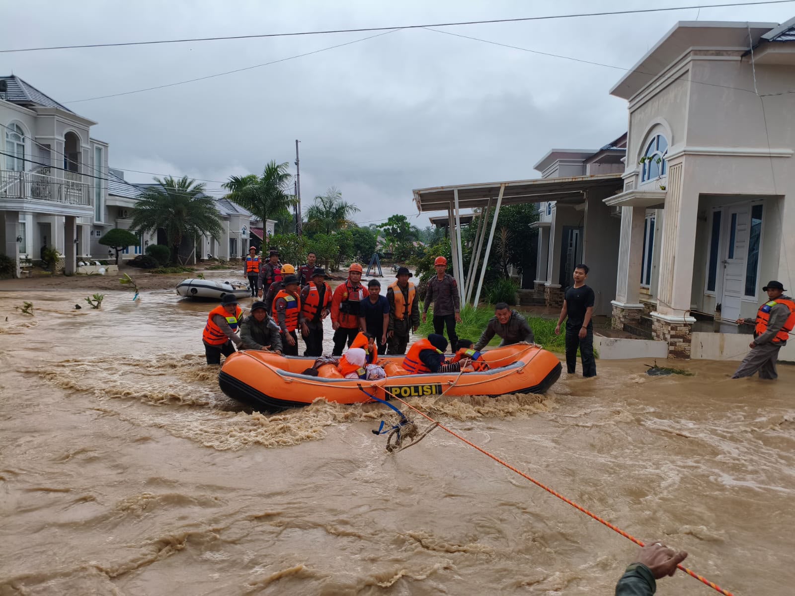 Demi Keselamatan Warga, Brimob Tak Gentar Terjang Banjir Padang