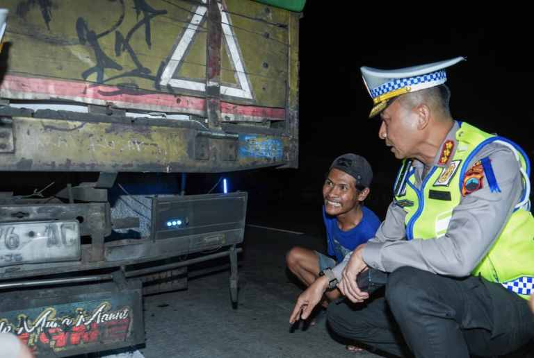 Dirlantas Polda Jateng Membelah Kegelapan Malam dalam Operasi Patuh Candi 2026, Semprit Truk Minim Lampu