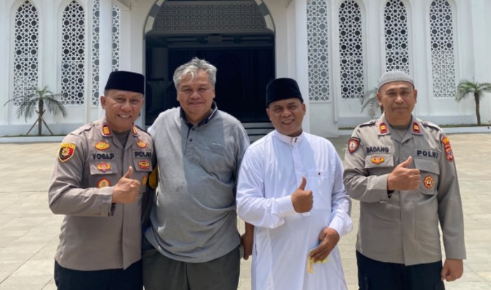 VIDEO: Respon Cepat, AKP Yoga dan Iptu Dadang Tolong Jamaah Lansia yang Pingsan di Masjid