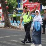 Wakapolda Bengkulu Seberangkan ‘Masa Depan’ di Persimpangan Sekolah