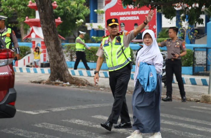 Wakapolda Bengkulu Seberangkan ‘Masa Depan’ di Persimpangan Sekolah