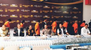 Menyamar di Jalur Rel Kereta, Ditresnarkoba Polda Metro Jaya Bongkar Pabrik Obat Keras Ilegal, 16 Orang Diamankan
