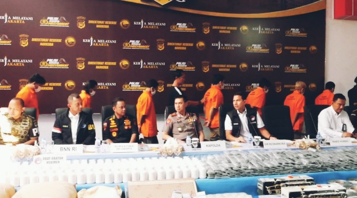 Menyamar di Jalur Rel Kereta, Ditresnarkoba Polda Metro Jaya Bongkar Pabrik Obat Keras Ilegal, 16 Orang Diamankan