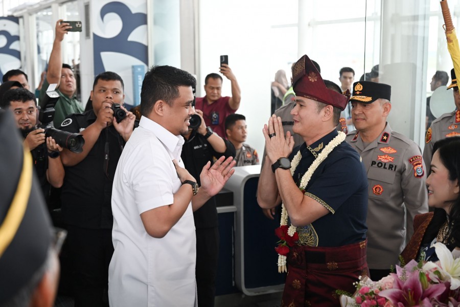 Simbol Penghormatan Tertinggi Tanjak Melayu Sambut Kapolda Sumut Irjen Pol. Sonny Irawan