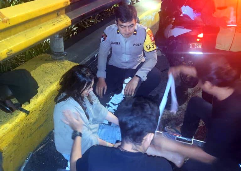 Berkat Lapor ke Layanan 110 pada Jumat Dini Hari, Dua Pemotor Alami Kecelakaan Diselamatkan Polres Metro Jakpus ke RS