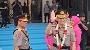 Lambaian Tangan di Tangga Gedung Promoter, Sisi Humanis Kapolda Metro Jaya Komjen Dadang