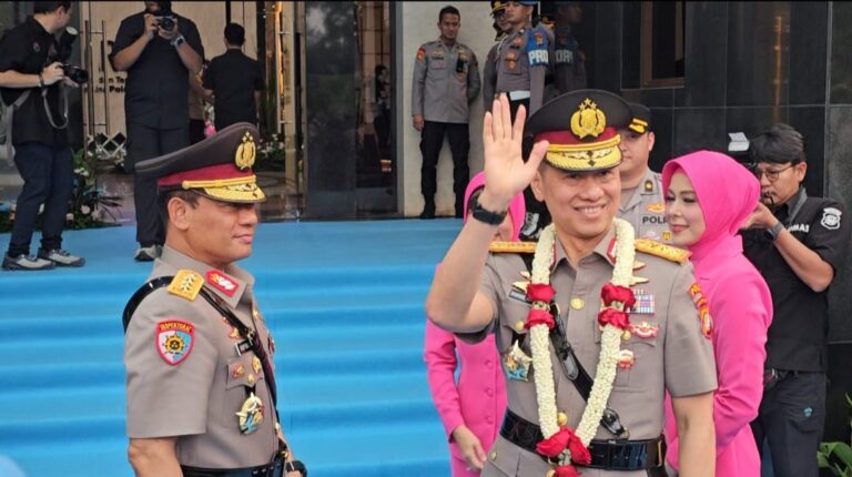 Lambaian Tangan di Tangga Gedung Promoter, Sisi Humanis Kapolda Metro Jaya Komjen Dadang