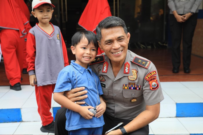 Hangatnya Pelukan Kapolda Bengkulu, Teladan Ayah bagi Anak Negeri
