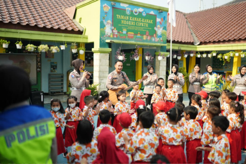 Samsat Polda Metro Jaya Edukasi Anak TK Lewat Program Polisi Sahabat Anak